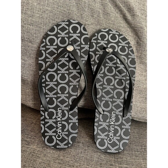 Calvin Klein Sarminya Flip Flops Womens Size 8 Beach Pool Sandals All Over Logo - Picture 1 of 6